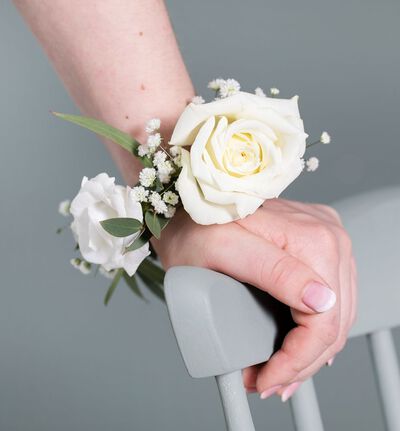 Armbånd med hvit rose Armbånd med hvit rose